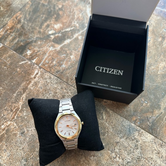 CITIZEN WOMEN’S GOLD AND SILVER GRANDFATHER WATCH - Picture 2 of 5